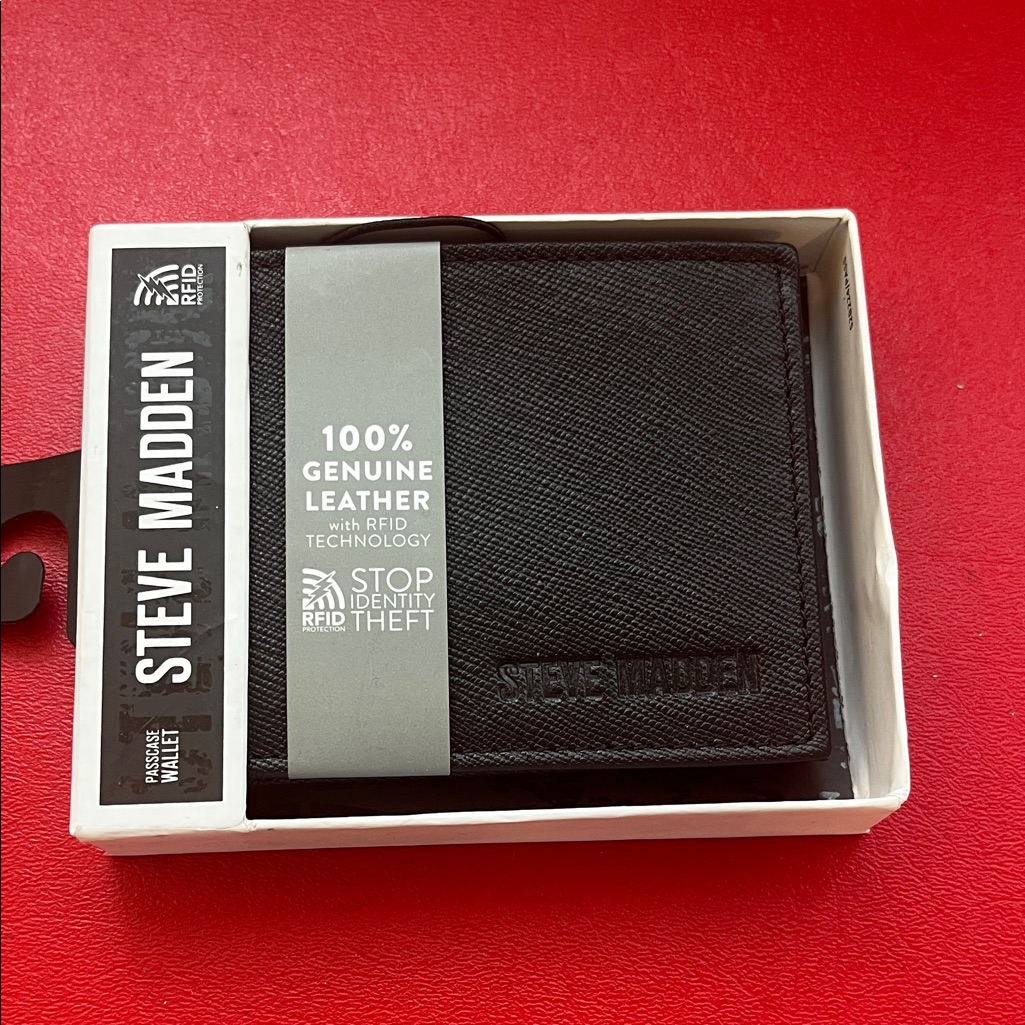 Steve Madden Genuine Black Leather Card Holder Steve Madden Genuine Black Leather Card Holder